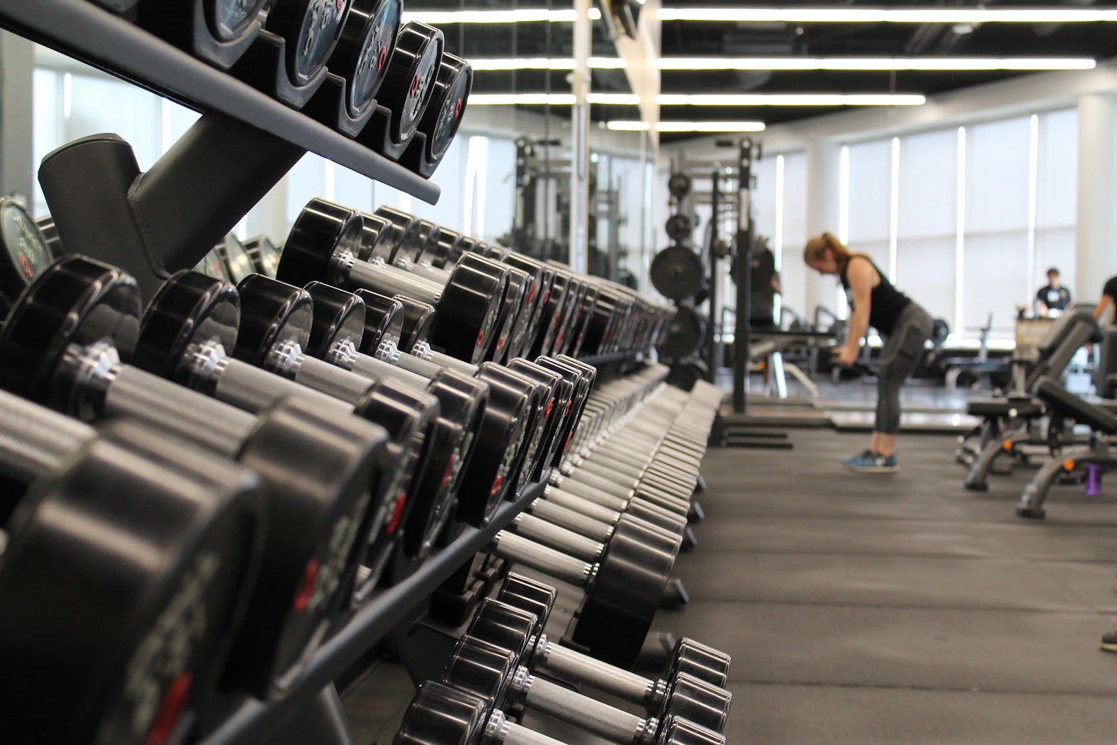 Et treningsstudio med plass til styrketrening